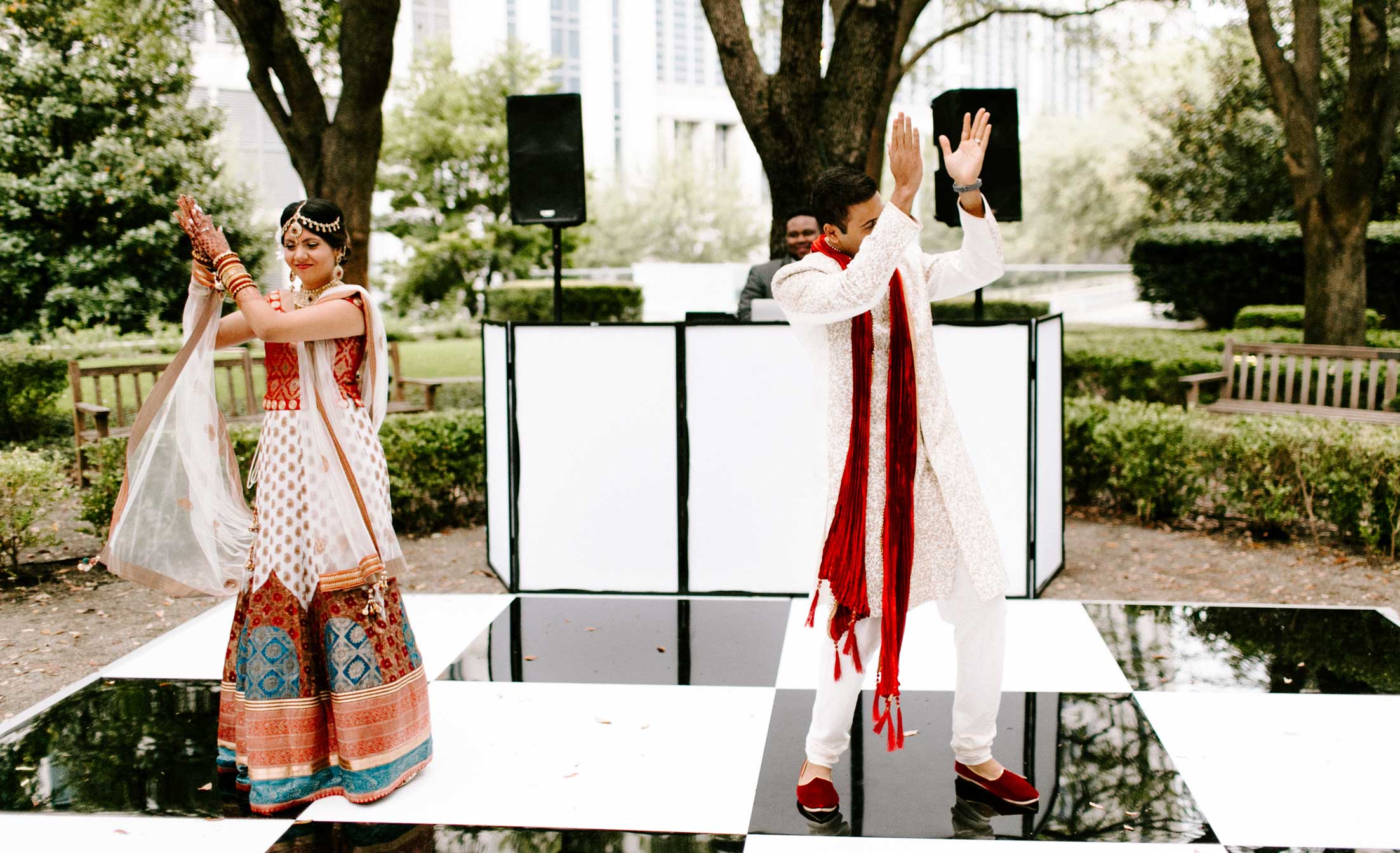 center-stage-floors-tx-fall-outdoor-wedding-img1